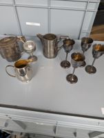 Diverse antike Krüge und Becher