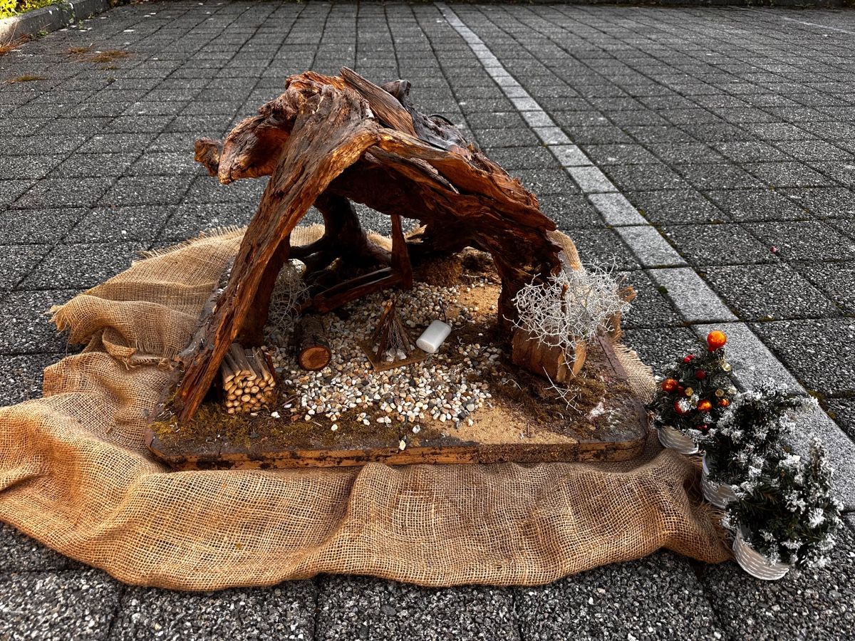 Toutes les décorations: Weihnachtskrippe mit Figurenset Holz-Optik komplett – D'occasion à Hellbühl par inf_5wdl