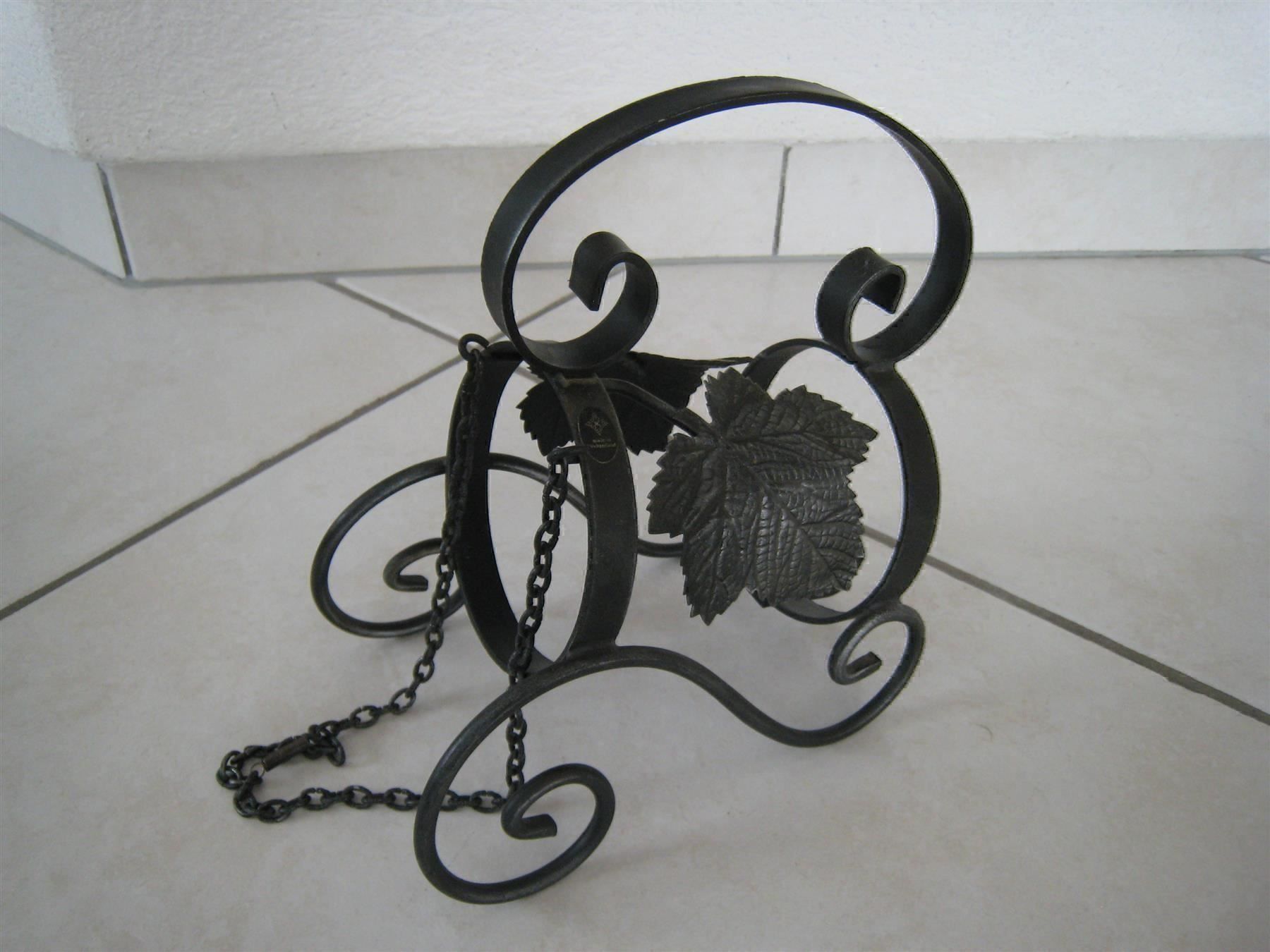 Bottiglie: ***** Porte bouteille ancien en fer forgé – Usato da Villaz-St-Pierre venduto da Ubid 1