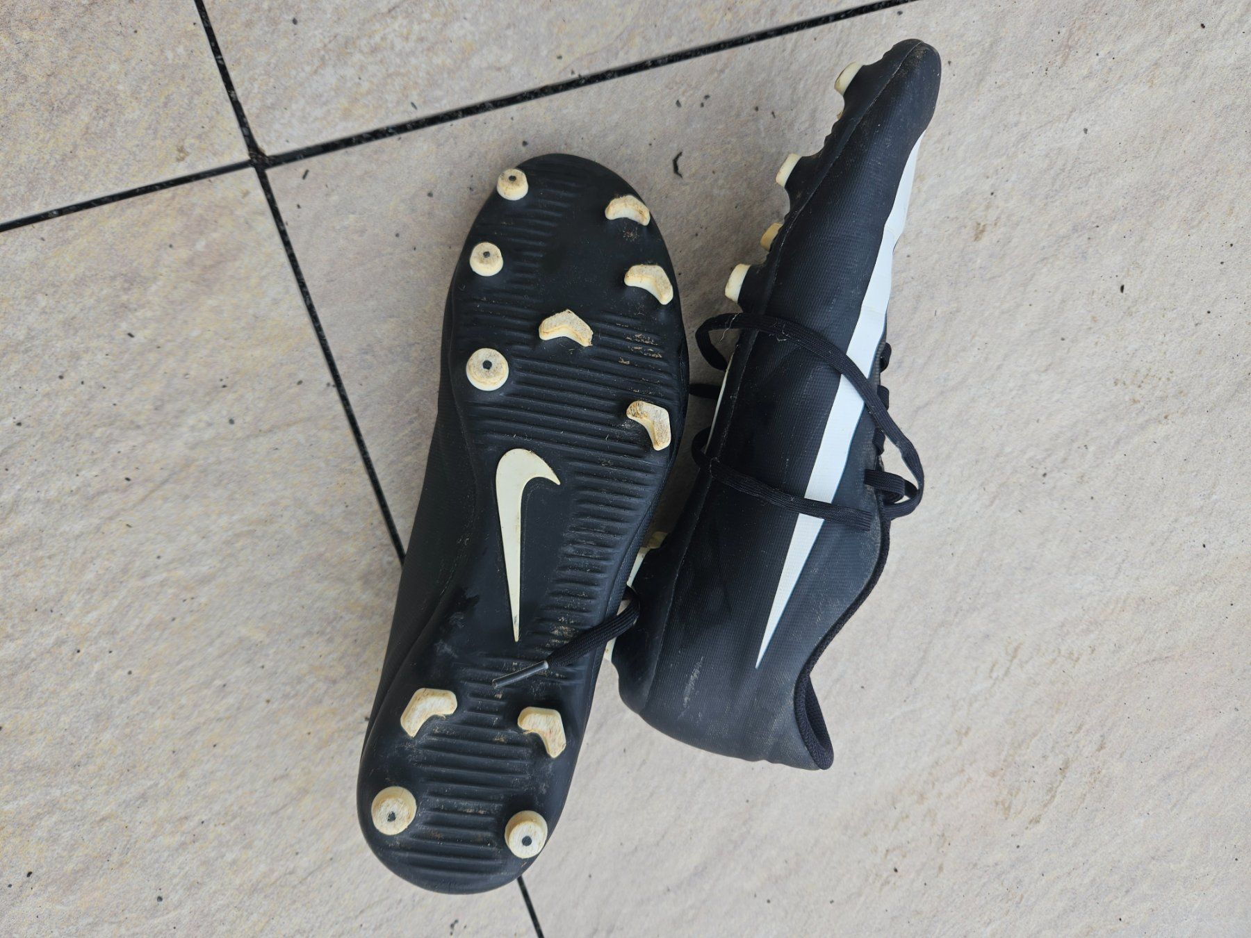 Nike Chaussures garçon: Fussballschuhe Nike – D'occasion à Siebnen par bienemaya08 1