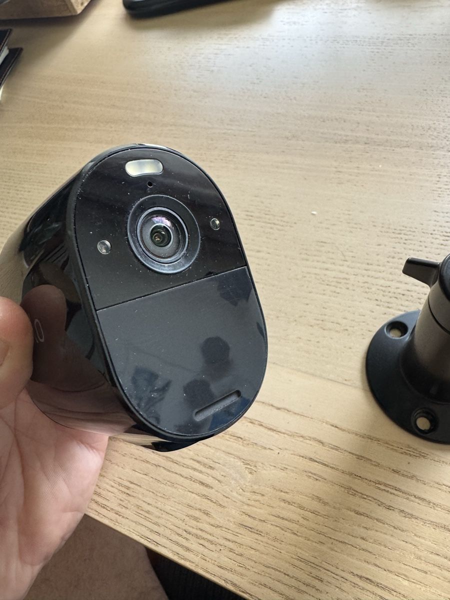 Arlo Webcam: Arlo Essential Überwachungskamera mit Solarpanel – Usato da Buonas venduto da Mikesteal 2