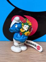 Schlumpf mit Blumenstrauss