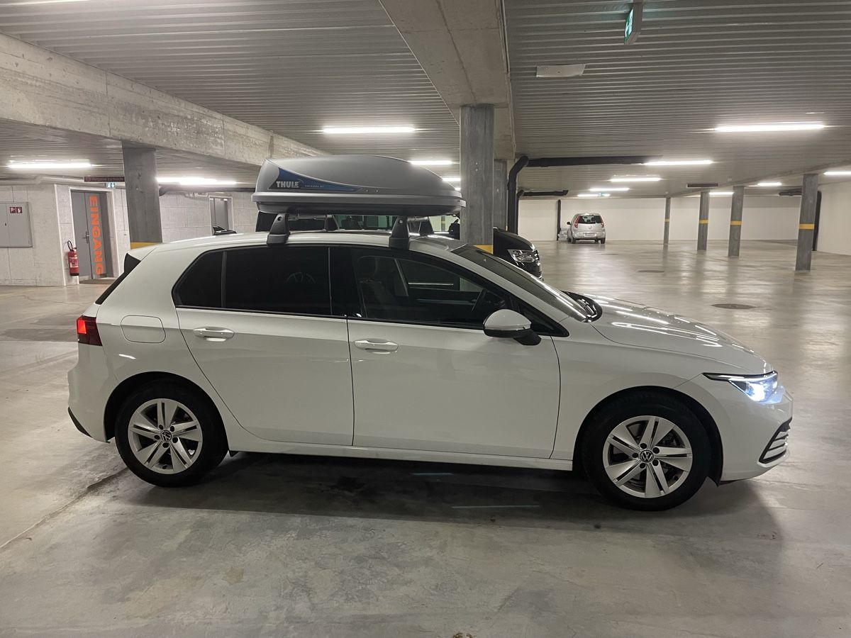 VW Autos: VW Golf VIII, Top Zustand, mit Dachbox. – D'occasion à Muttenz par nagydavid93 2