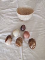 Collezione di uova in marmo con ciotola