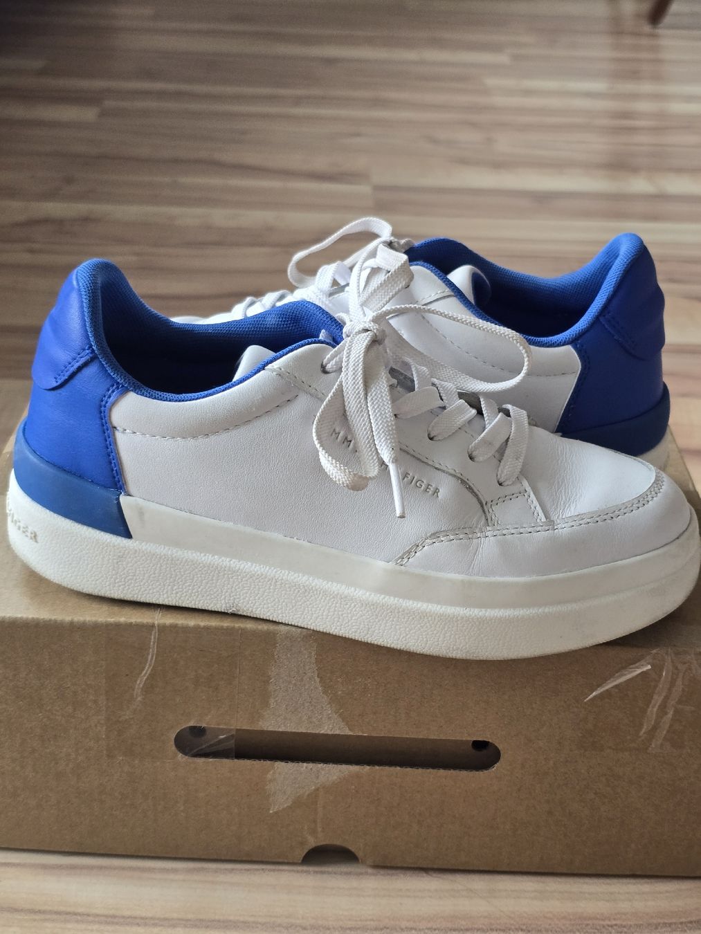 Tommy Hilfiger Scarpe da donna: Tommy Hilfiger Sneaker, Gr. 38weiss/blau, – Usato da Luzern venduto da Maggiday