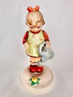 Süsse Goebel Hummel Figur Mädchen Blumengiessen
