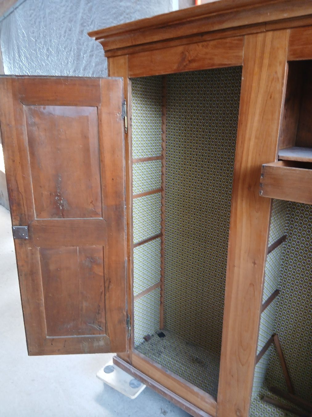 Armoires: ARMOIRE EN CERISIER AVEC SERRURES ET CLÉS – D'occasion à Neuchatel par NNeuchatel 9