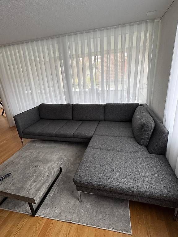 Sofas: Modernes Ecksofa dunkelgrau inkl. Couchtisch – Gebraucht aus Aarwangen von ele_bqx8 2