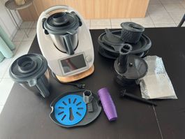 Thermomix TM6 (2022) inkl. 2 Original-Mixtöpfen, und Zubehör