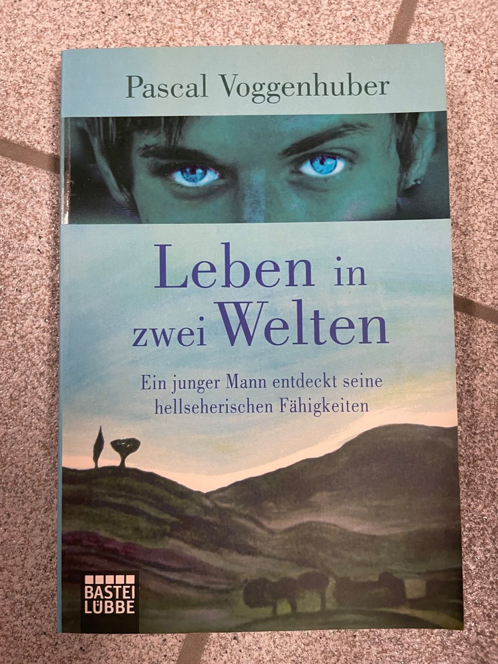 Libri: Leben in zwei Welten: Ein junger Mann entdeckt seine.... – Usato da Eschen venduto da books_and_more