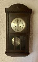 Antike Wanduhr mit Pendel