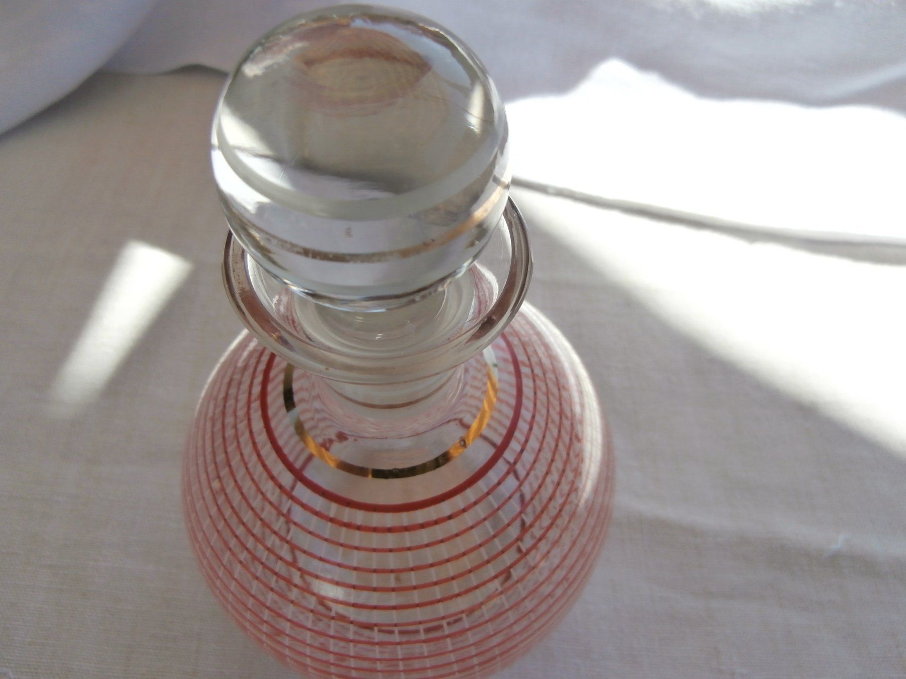 Caraffe: Set Glas Schnaps Karaffe, 4 Gläser Rot/Weiss/Gold – Usato da Rüschegg-Heubach venduto da Ofen111 2