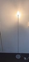 Schlichte Stehlampe mit zeitlosem Design