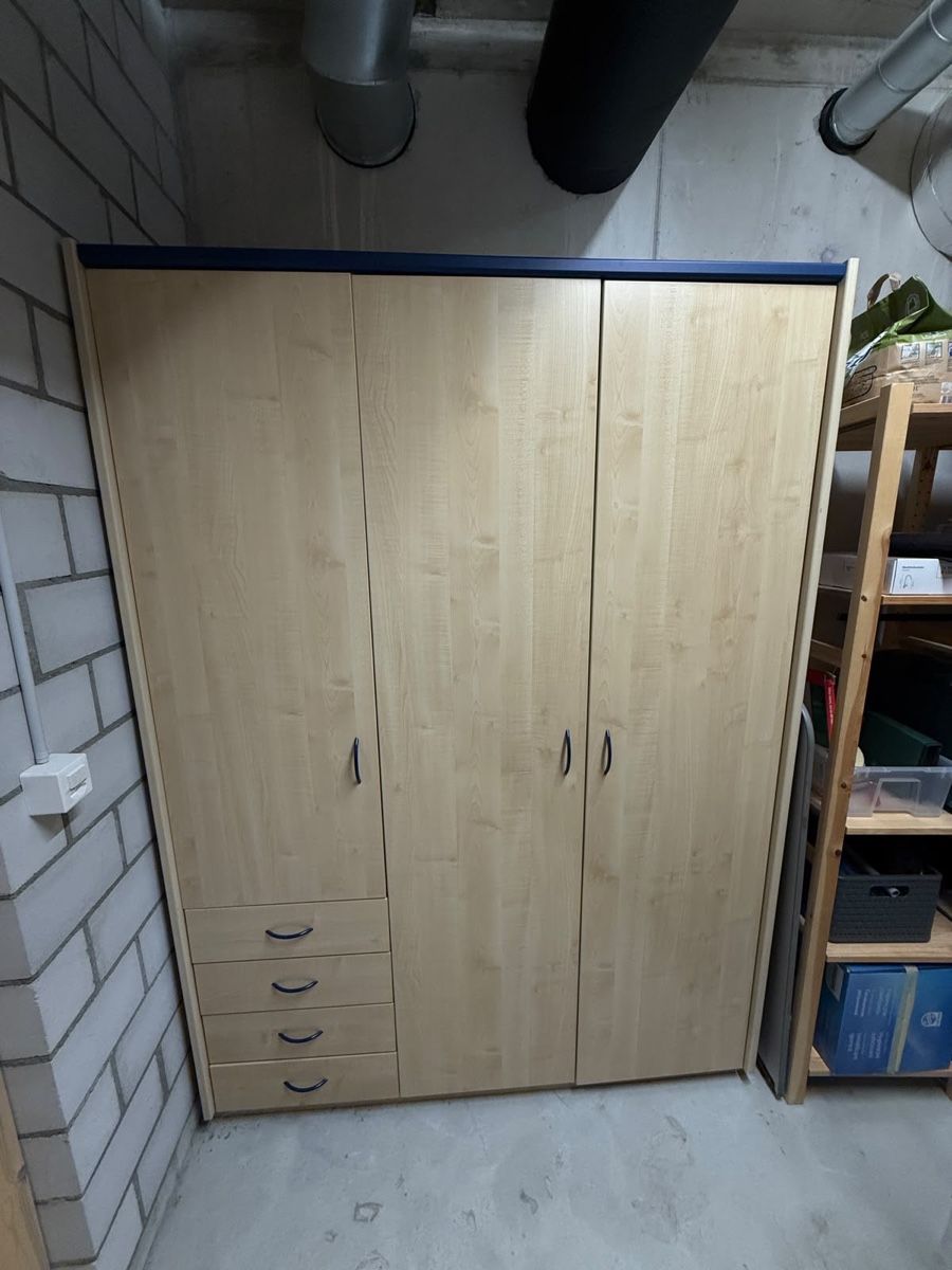 Armoires: Schrank / Kleiderschrank – D'occasion à Winterthur par lue_sqt9