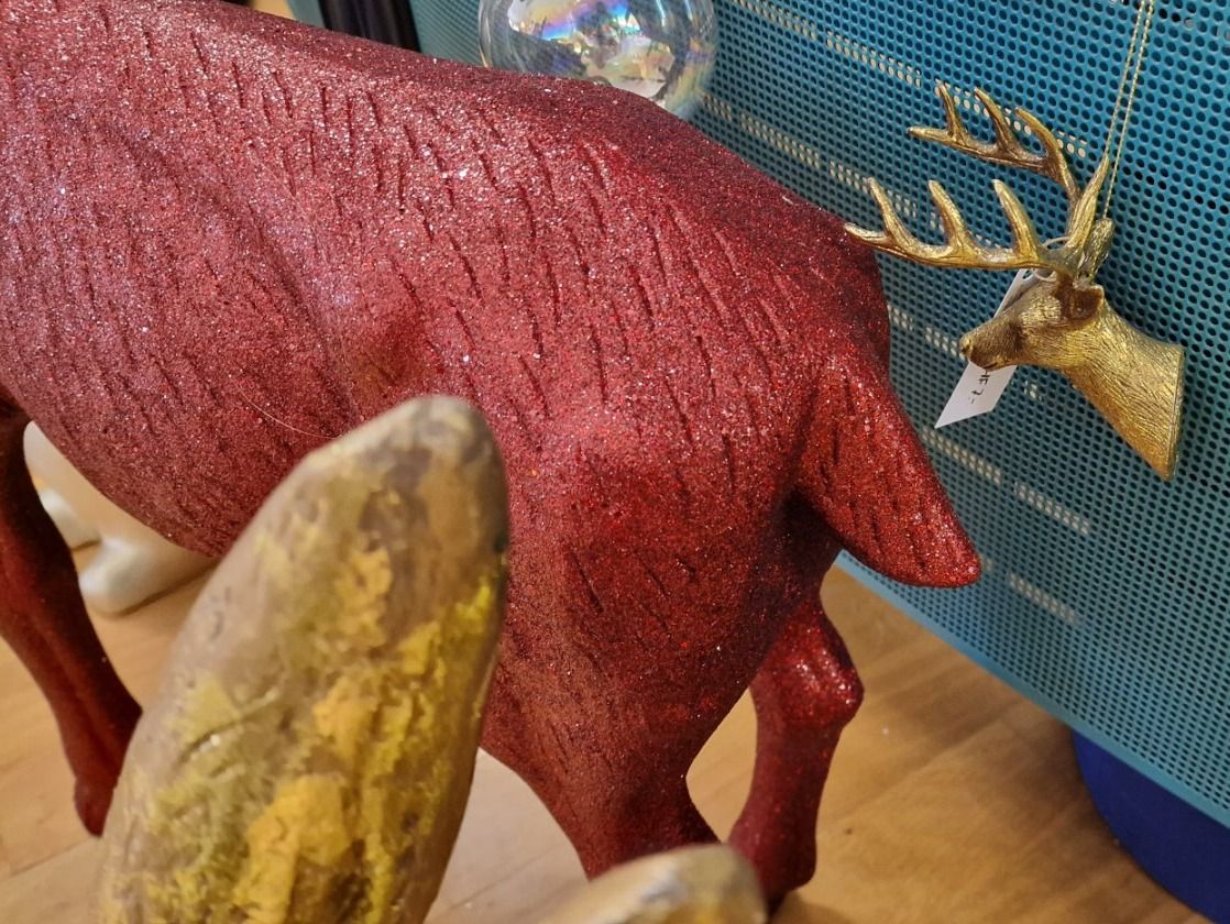 Statuette: Grosser Deko Hirsch in rot mit Glitter – Nuovo e nell'imballaggio originale da Schaffhausen venduto da AtelierPudesco 3