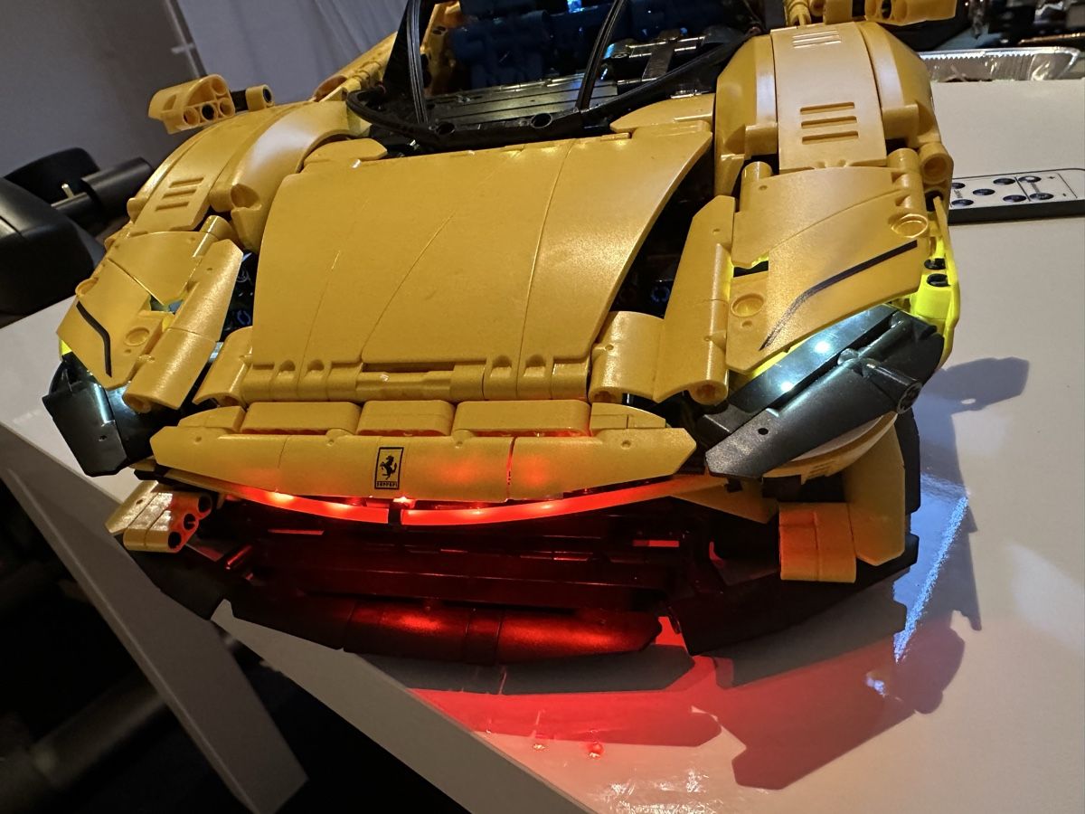 Lego Kit di costruzioni: LEGO TECHNIC FACSIMILE FERRARI SP3 CON KIT LUCI LED – Nuovo (secondo la descrizione) da Gordola venduto da Topino02 1