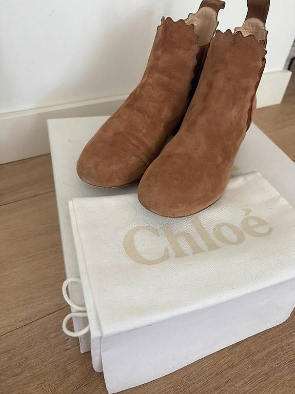 Scarpe da donna: Bottines marque Chloé en daim camel  Taille 36,5 – Usato da Vandoeuvres venduto da brunschwick 2