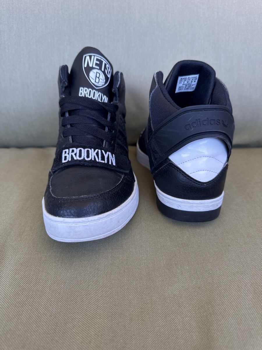 Adidas Scarpe da uomo: Adidas Brooklyn Nets High-Tops, Size 39 1/3 – Nuovo (secondo la descrizione) da Berneck venduto da E_ZLK 1