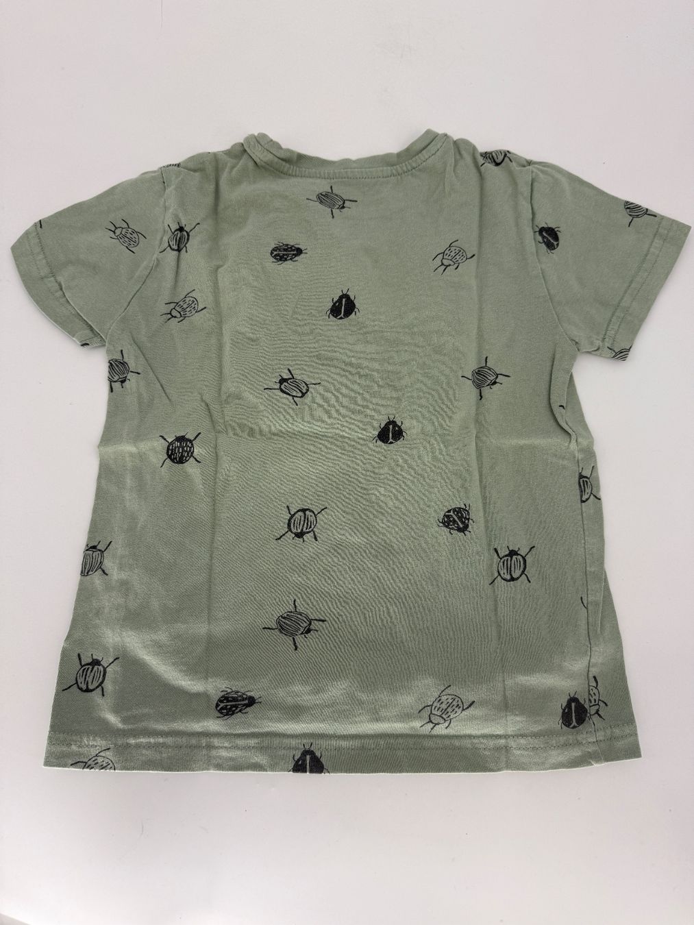 Chemises, T-shirts & Polos: Shirt mit Käfer-Print Gr. 110 von Primark – D'occasion à Auenstein par moin. 2