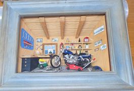 Harley Davidson Motorradwerkstatt im Holzrahmen (Handarbeit)