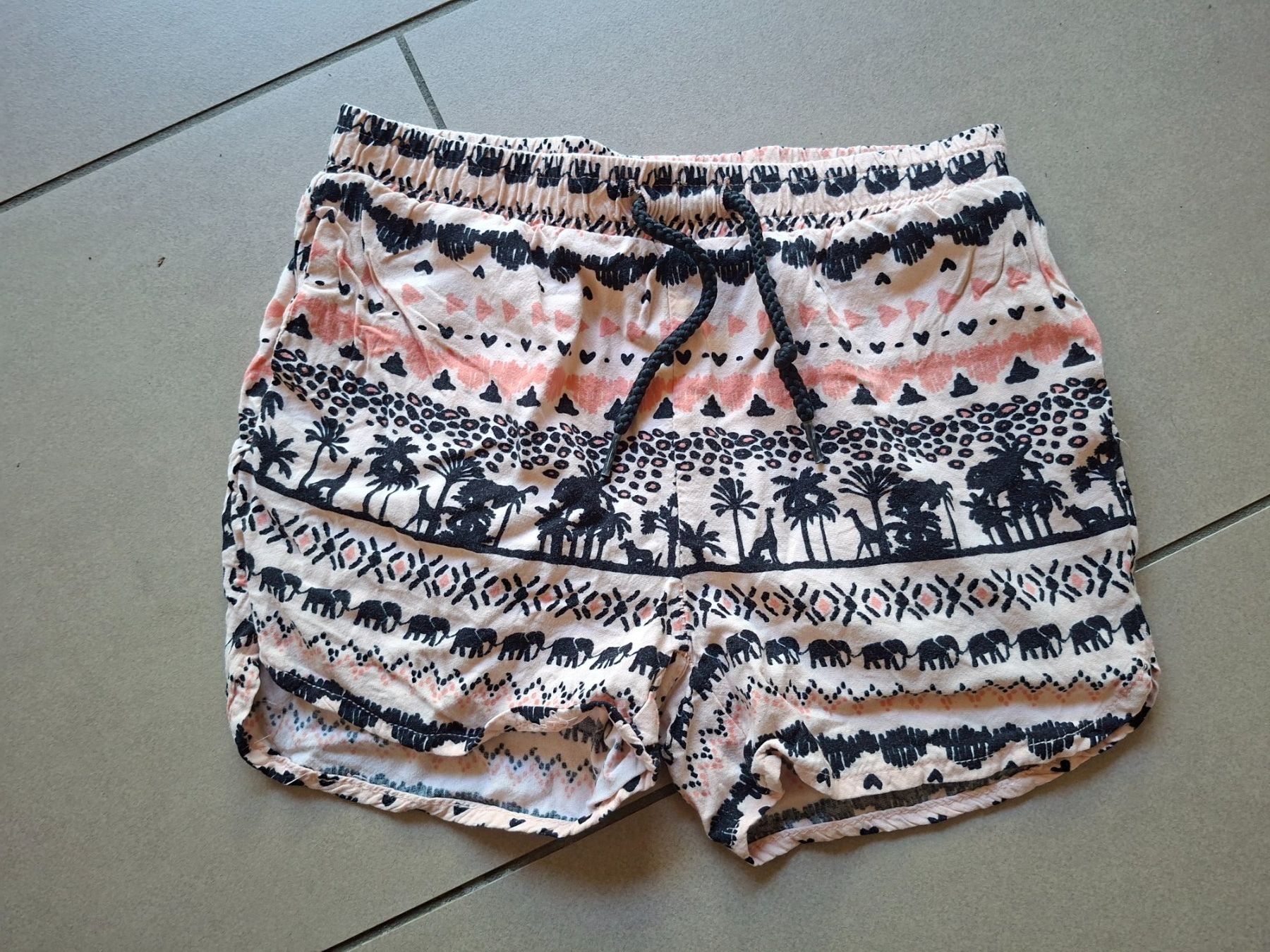 Pantalons: Kurze Hose Mädchen Gr. 104 – D'occasion à Erlinsbach par pfunky