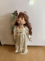 Porzellanpuppe mit Blume Kleid weiss guter Zustand