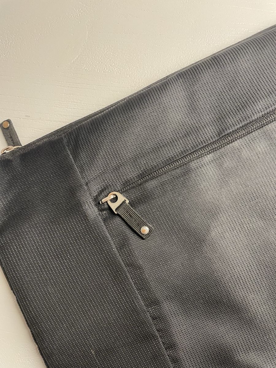Covers & Taschen: Sleek Black Laptop Sleeve – Gebraucht aus Zürich von bncmgg 1