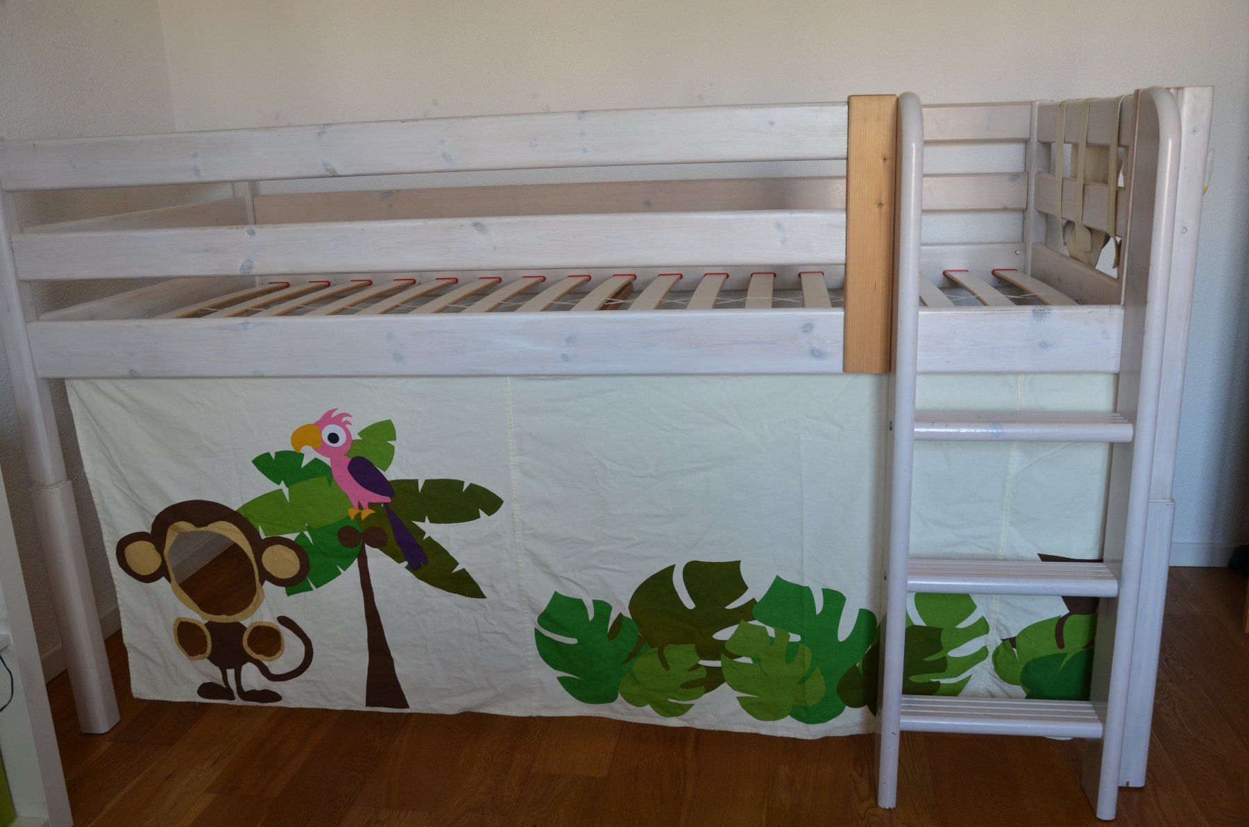 Flexa Lits: Flexa-Halbhochbett mit Leiter und Vorhang – D'occasion à Islikon par pfigu 1