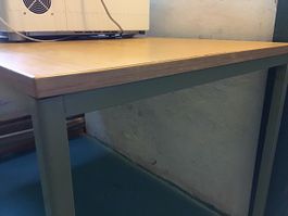 Tisch, Metallgestell und Platte mit Kunstharzbeschichtung