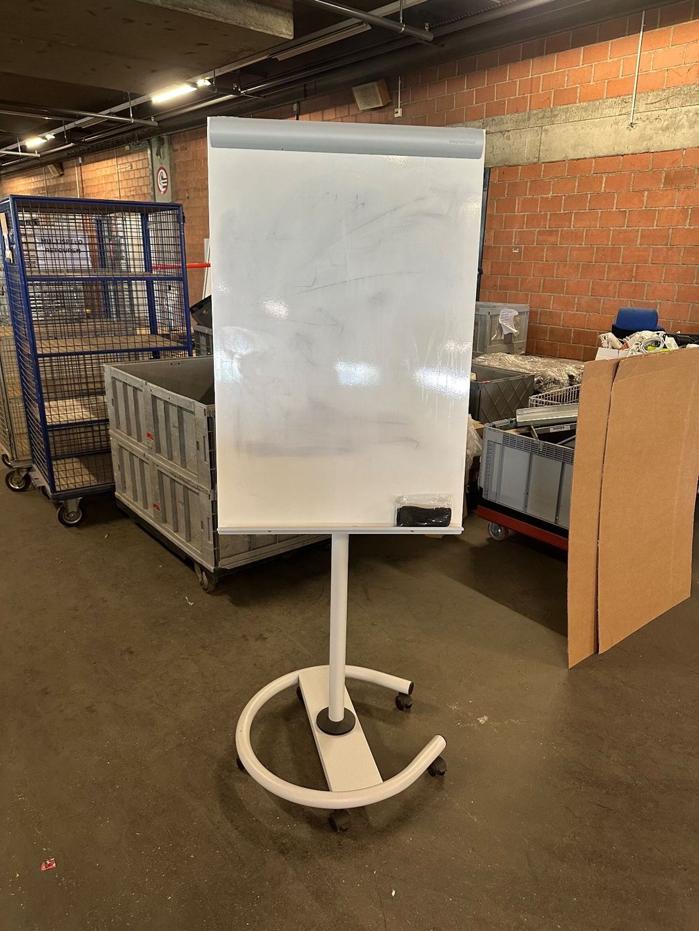 Calamite: Magnetoplan Flipchart / Whiteboard mobil auf Rollen – Usato da Pfungen venduto da PapaJoy17