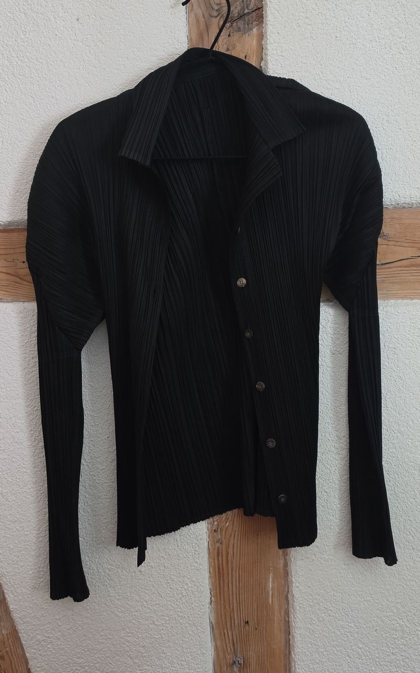 Issey Miyake Camicette: ISSEY MIYAKE   PLEATS PLEASE Schwarze Bluse / Grösse M  – Usato da Zürich venduto da connem