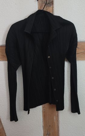 ISSEY MIYAKE   PLEATS PLEASE Schwarze Bluse / Grösse M 