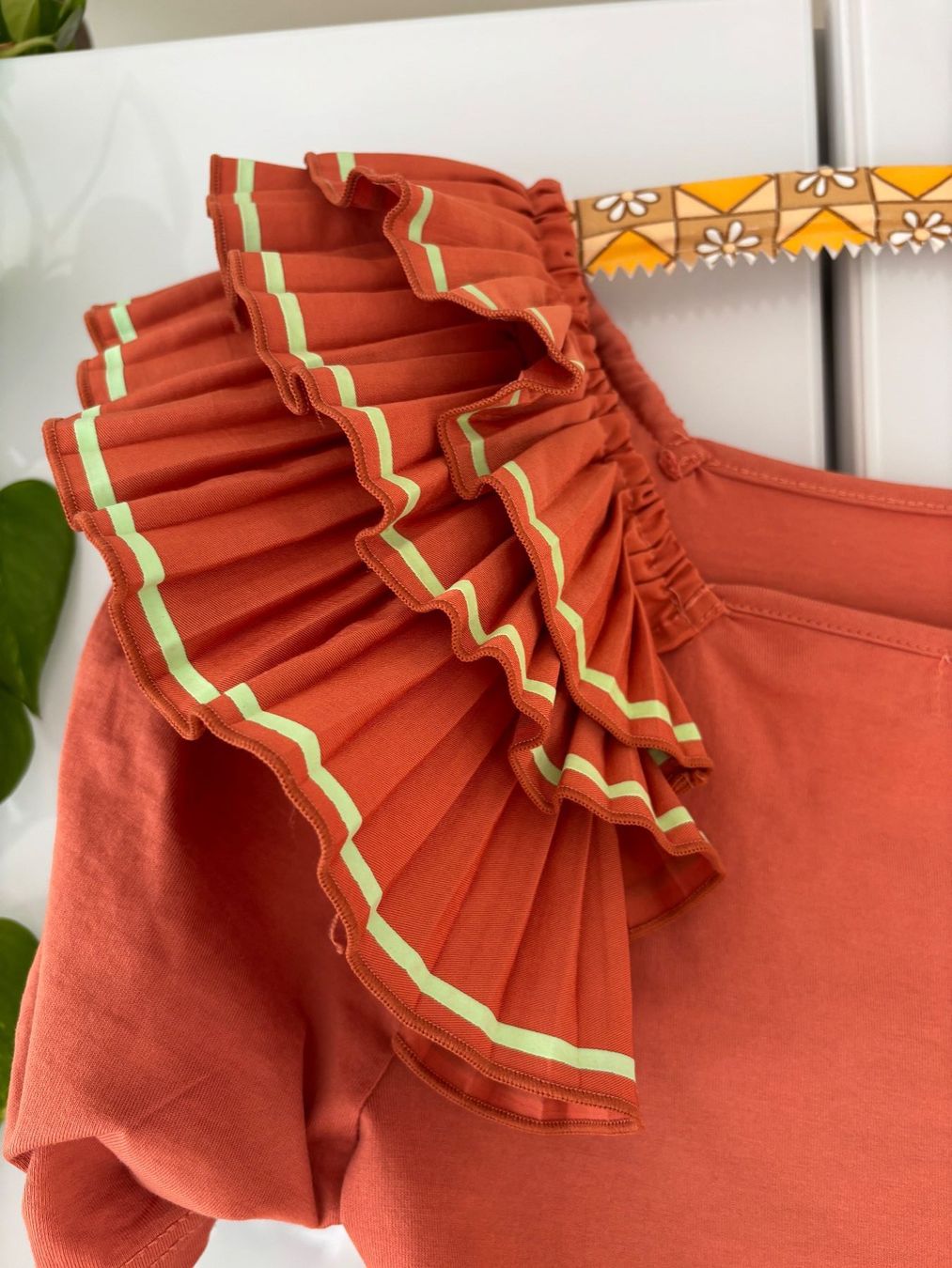 T-Shirts: LILLY BROWN T-Shirt mit Statement-Ärmeln Gr. One Size – Gebraucht aus Zürich von missmodernage 2
