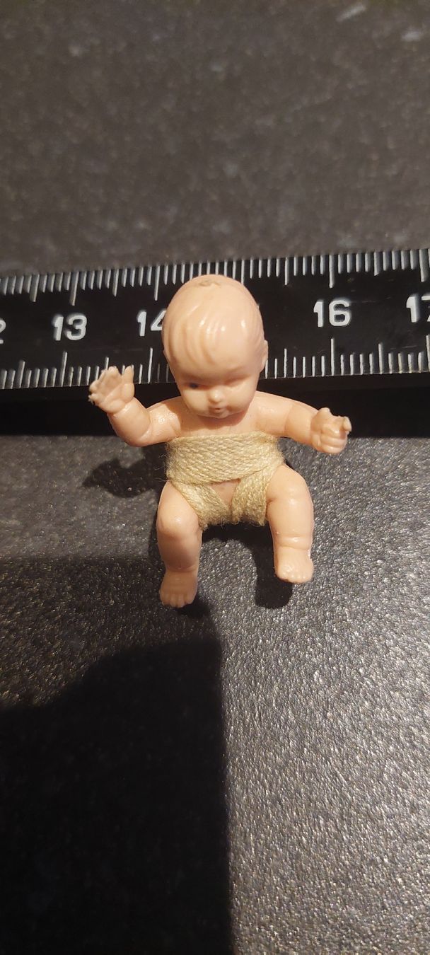 Case e mobili per bambole: 3 Miniaturen Püppchen  – Usato da Muri AG venduto da nindo1 5