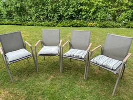 SET: 4 schöne Gartenstühle stapelbar inkl. 4 Sitzkissen