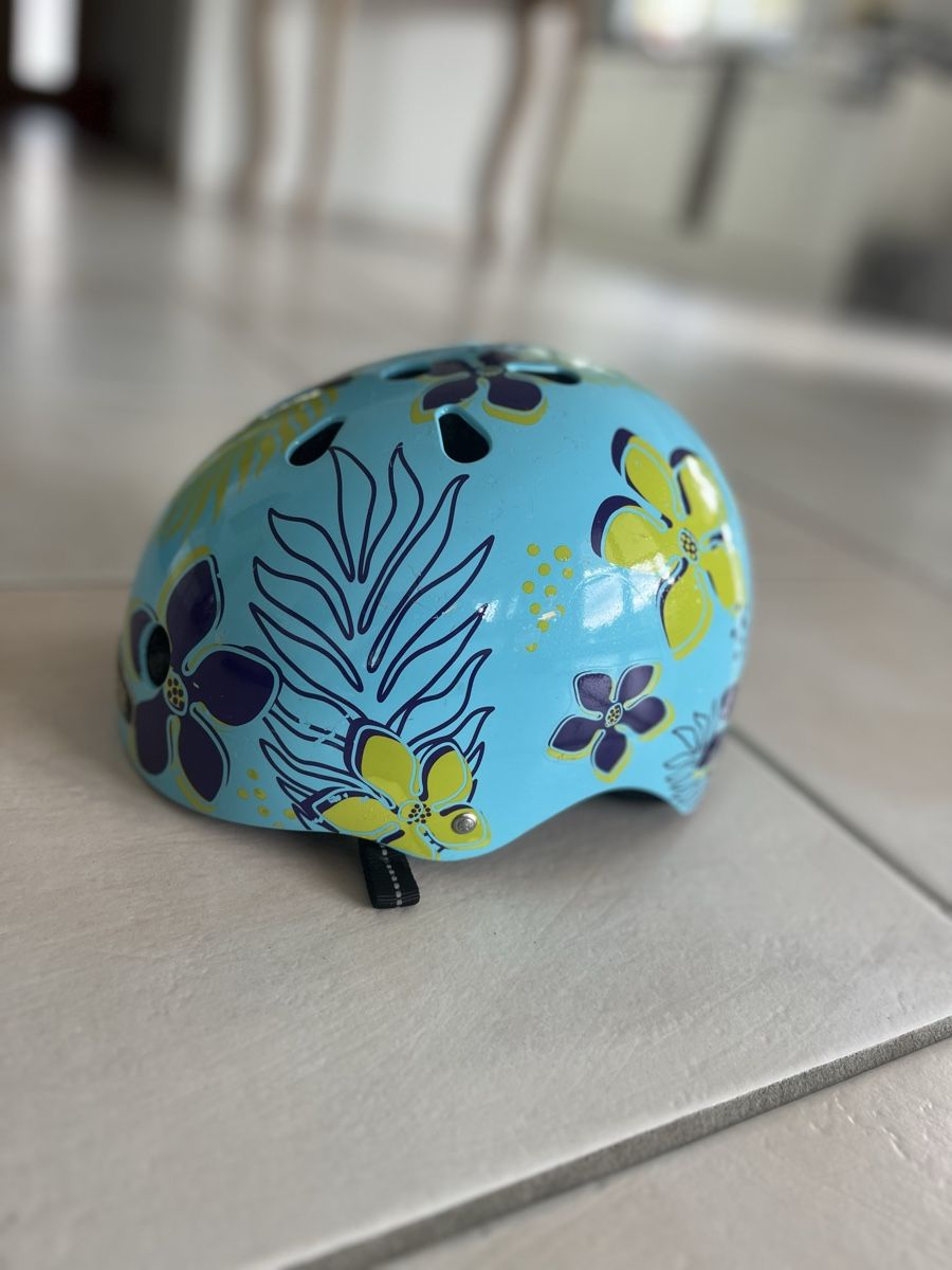 Casques: Velohelm blau mit Blumenmuster – D'occasion à Freienstein par CoLeVo
