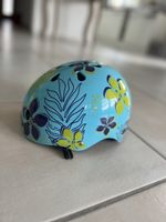 Velohelm blau mit Blumenmuster