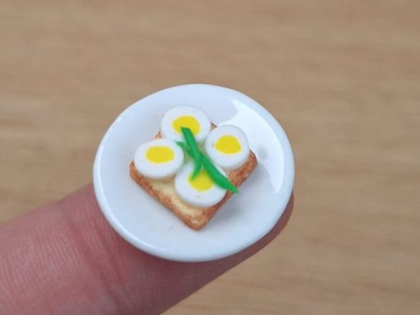Puppenhäuser & -möbel: Ei Canape auf Keramik Teller, Handmade – Neu (gemäss Beschreibung) aus Zürich von HandmadeTinyFood 2