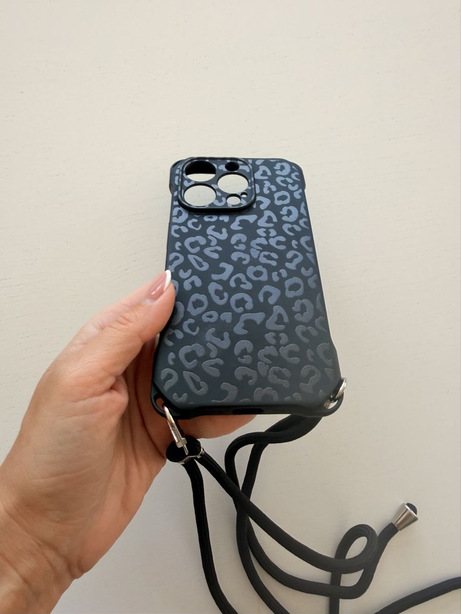 Apple Coques & Protection écran: iPhone 15 Pro Case Bundle + Free Phone Charm  – D'occasion à St-Sulpice VD par dya_9c2f 9