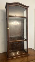 Vitrinenschrank Holz Glas elegant guter Zustand