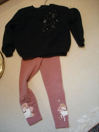 Pulli schwarz/Fledermäuse H&M, Leggins rosa/Einhorn C&A, 122