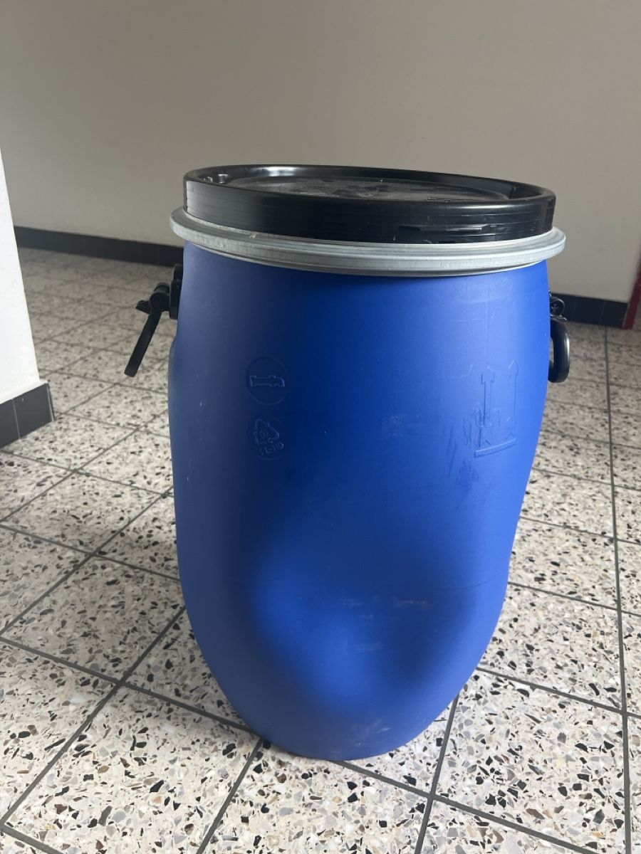 Annaffiatura & Irrigazione: Blaues Kunststofffass 60L – Usato da Lyss venduto da Al1sha