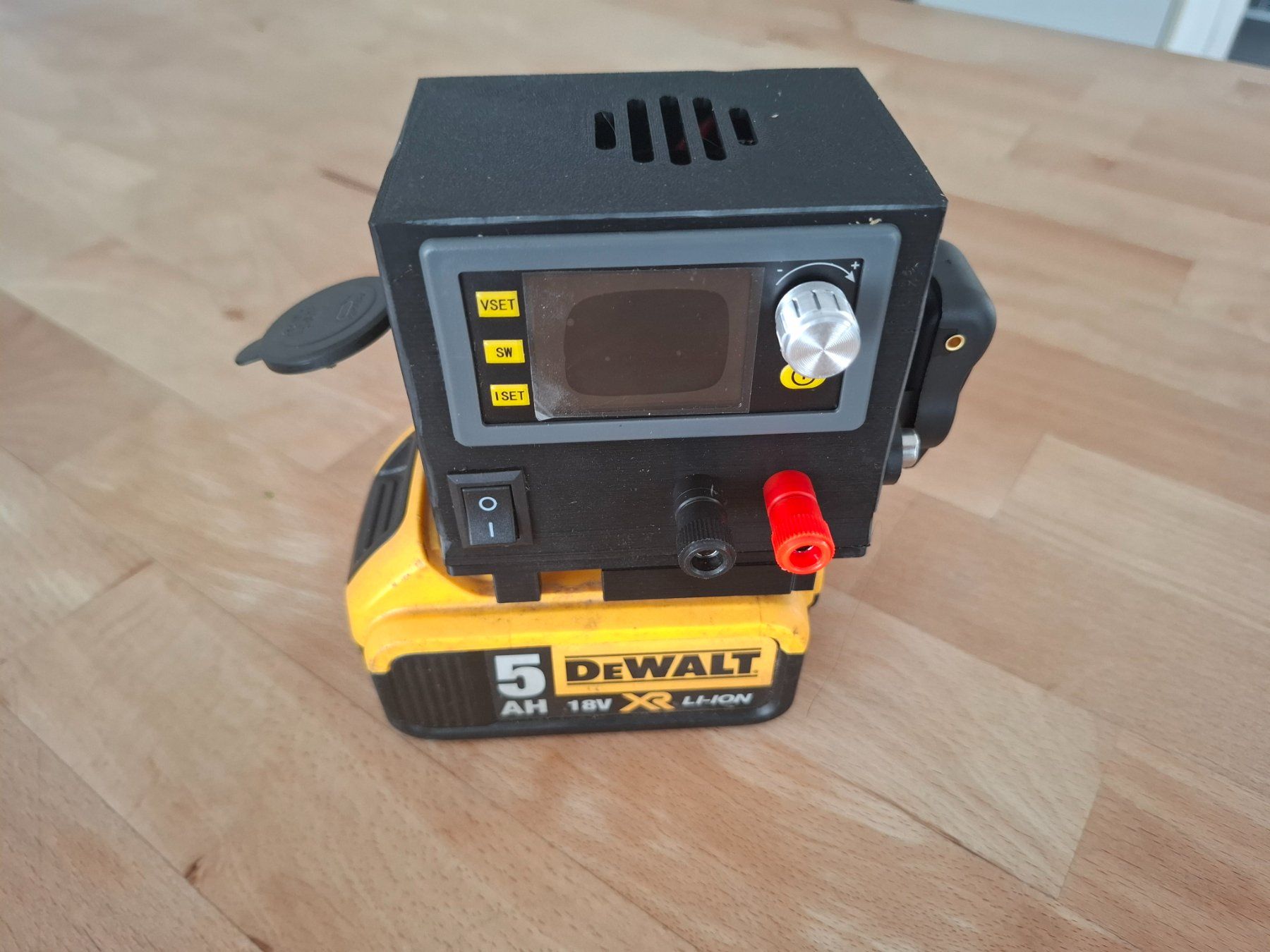 Composants électroniques: Netzteil 5-18V DC  Power Supply Dewalt – Neuf avec emballage d'origine à Ried b. Kerzers par Strobo