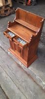 schmaler antiker Schrank mit Schubladen aus Holz