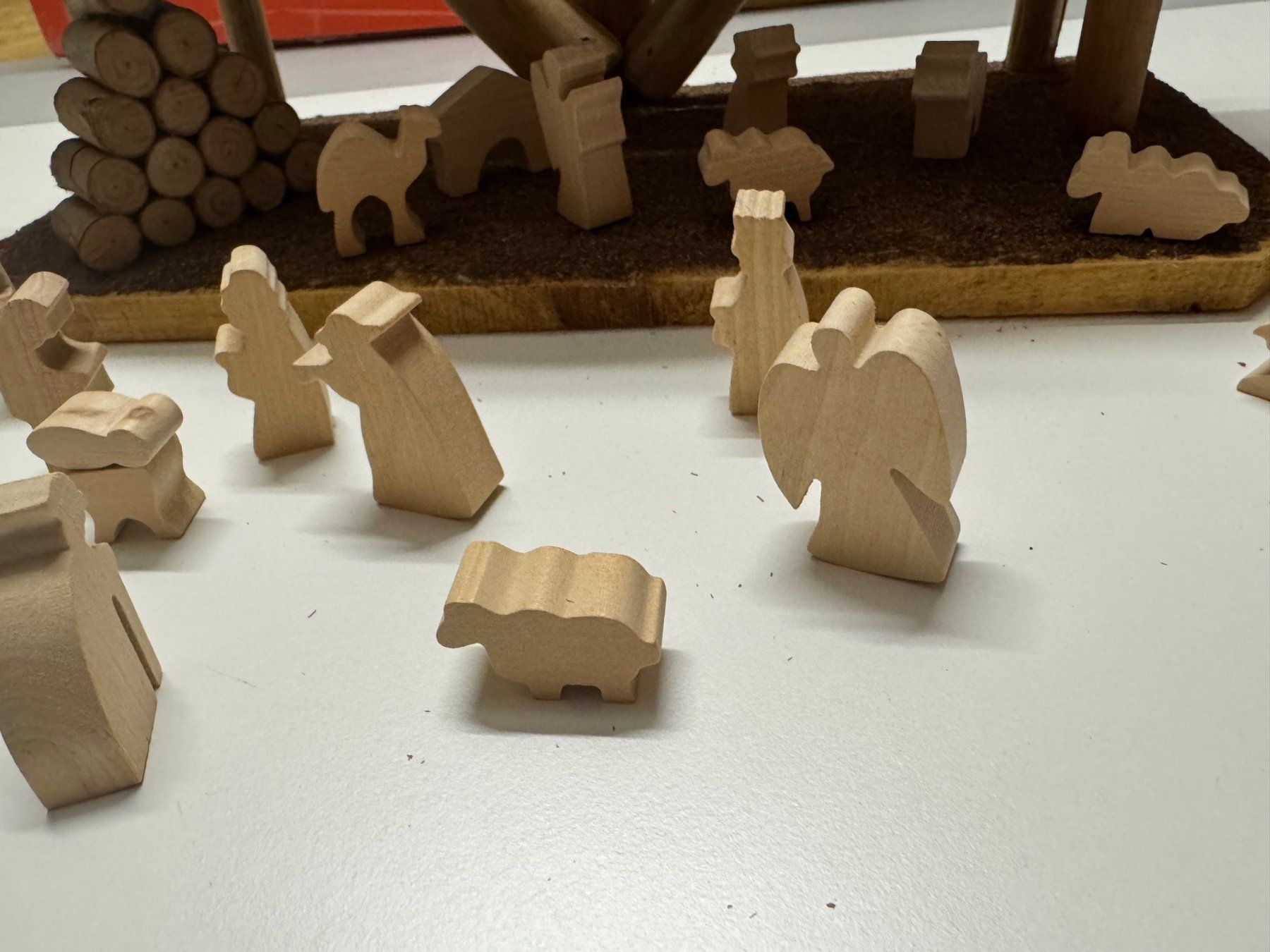 Alle Dekorationen: Krippe mit Figuren aus Holz – Gebraucht aus Wiezikon b. Sirnach von Mobelix 3