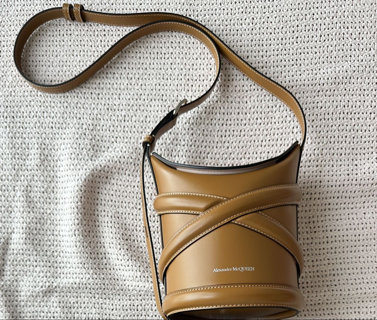 Alexander Mcqueen Taschen für Damen: Alexander Mcqueen the curve bag – Gebraucht aus Zollikofen von Bagsandproms 1
