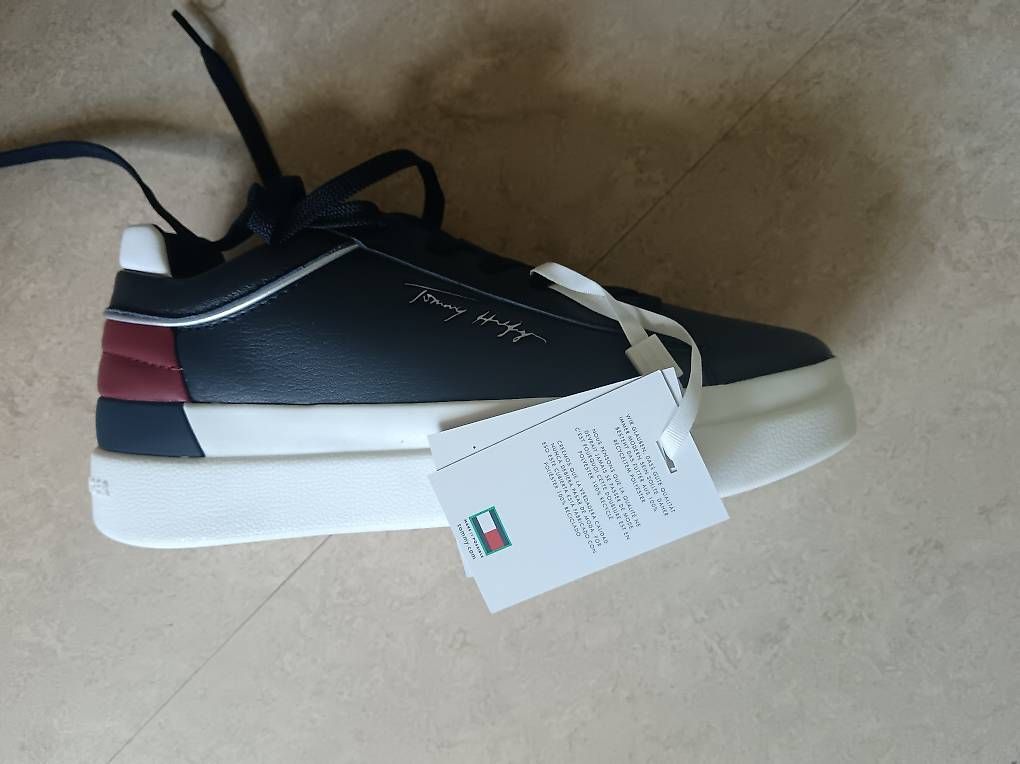 Chaussures femmes: Tommy Hilfiger Sneakers – D'occasion à Glattbrugg par cam_wsk9 3
