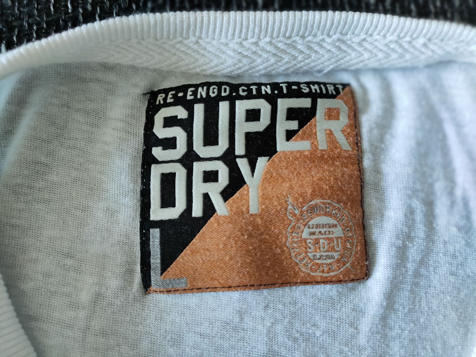 Superdry T-shirt: T-shirt SUPER DRY L – Usato da Morges venduto da G33K43V3R 3