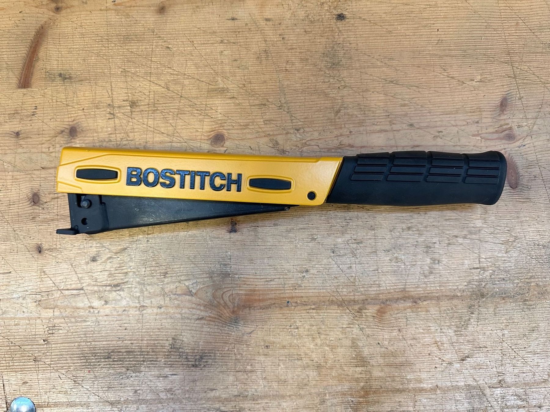 Bostitch Tutti gli attrezzi: Bostitch Hammertacker H30-8 mit Auflageplatte – Usato da Uetendorf venduto da Revotool