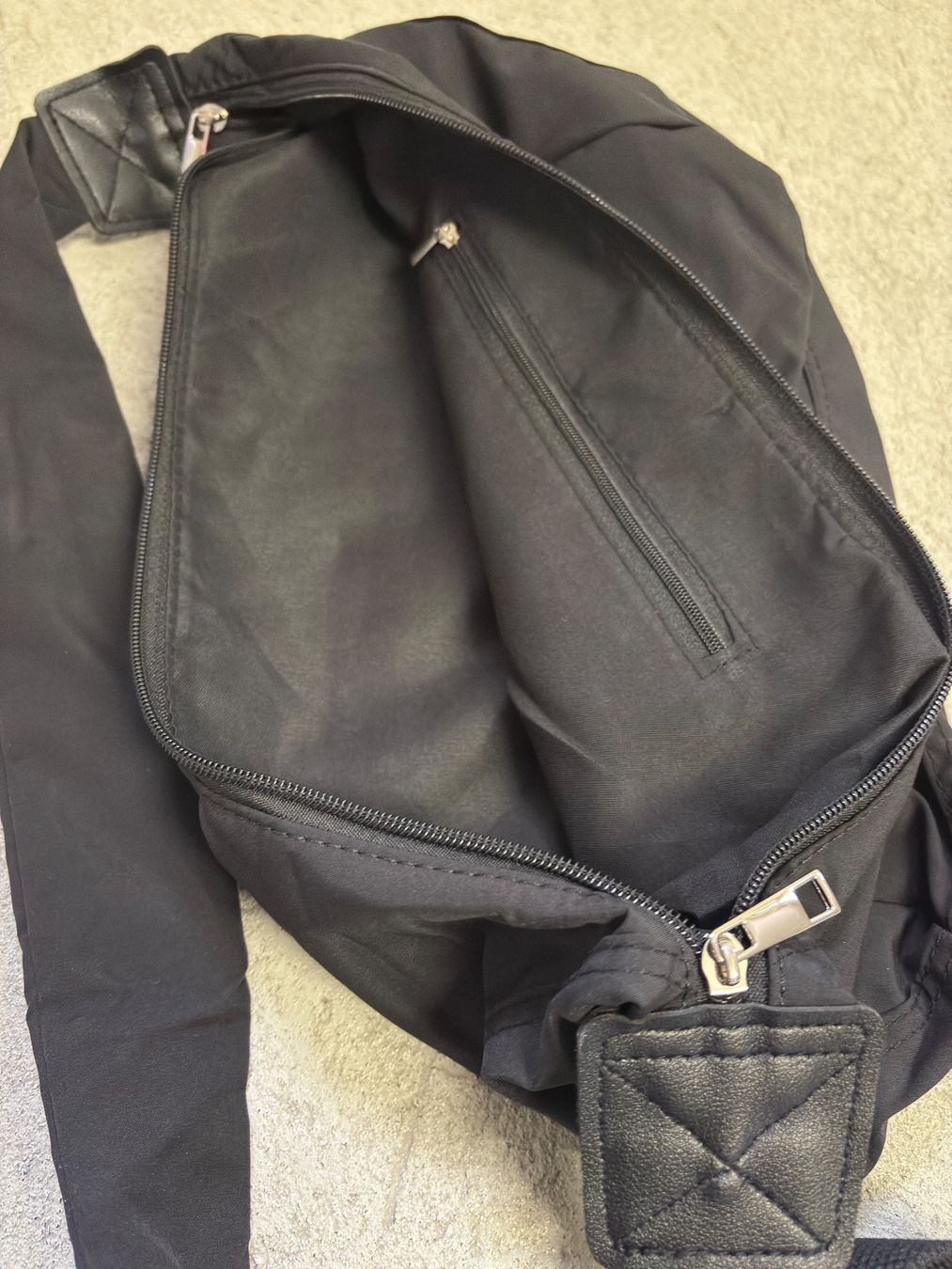 Borse da donna: Schwarze Umhängetasche mit Reissverschluss – Usato da Sonterswil venduto da VD-Service 2
